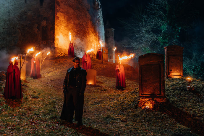 Hradní pán v epické kulise.