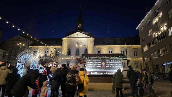 Budovy už jsou krásně nazdobené.