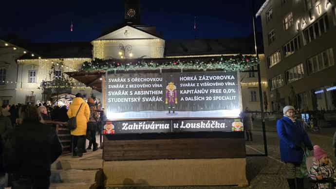 Zahřívárna U Louskáčka na Dominikánském náměstí.