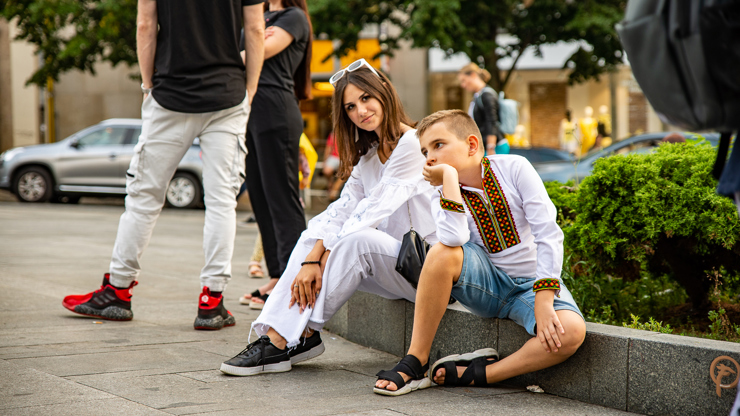 Lidé si přinesli tradiční kroje.