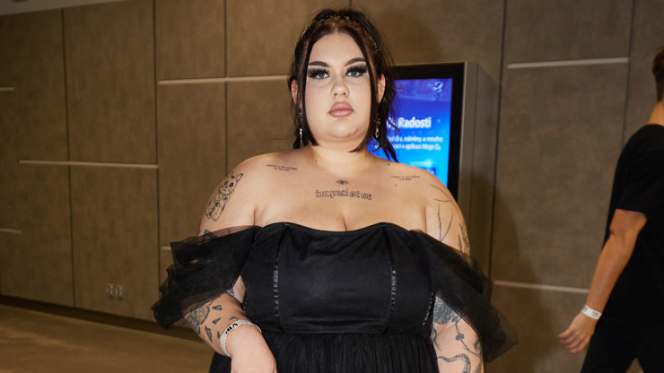 Neuvěřitelná proměna Sugar Denny: Influencerka zhubla a ukázala svou formu v bílých minišatech 