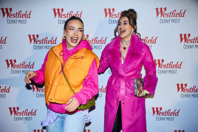 Zpěvačka Sharlota s influencerkou Natalií Hefnerovou. 