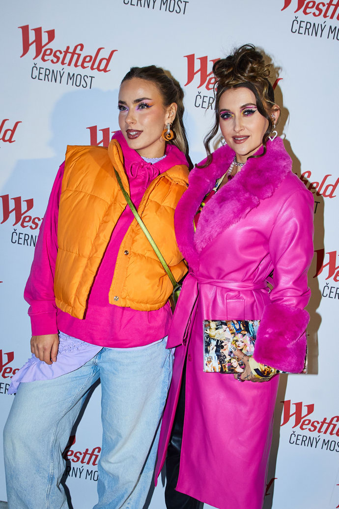 Zpěvačka Sharlota a influencerka Natalie Hefnerová.