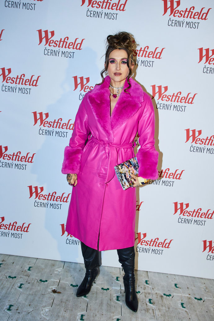 Zpěvačka Sharlota.