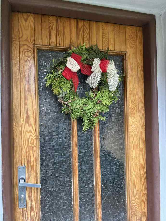 Střechu lze ozdobit také jutovými mašlemi, které vám zbyly z přípravy zimního věnce. 