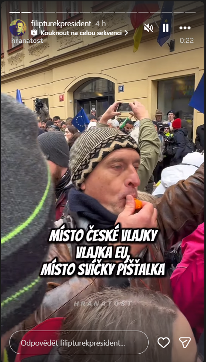 Filip Turek se vysmívá kritikům.