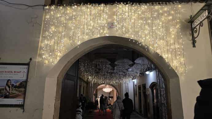 Světýlka už září také u Staré radnice...