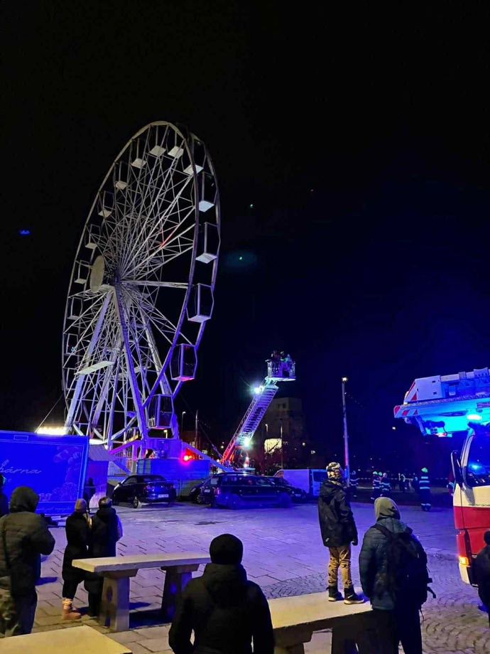 Záchranná akce na vánočních trzích probíhala v mrazivé noci.