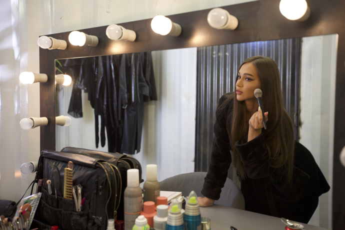 Playmate Caroline zdobí obálku nového vydání časopisu Playboy.