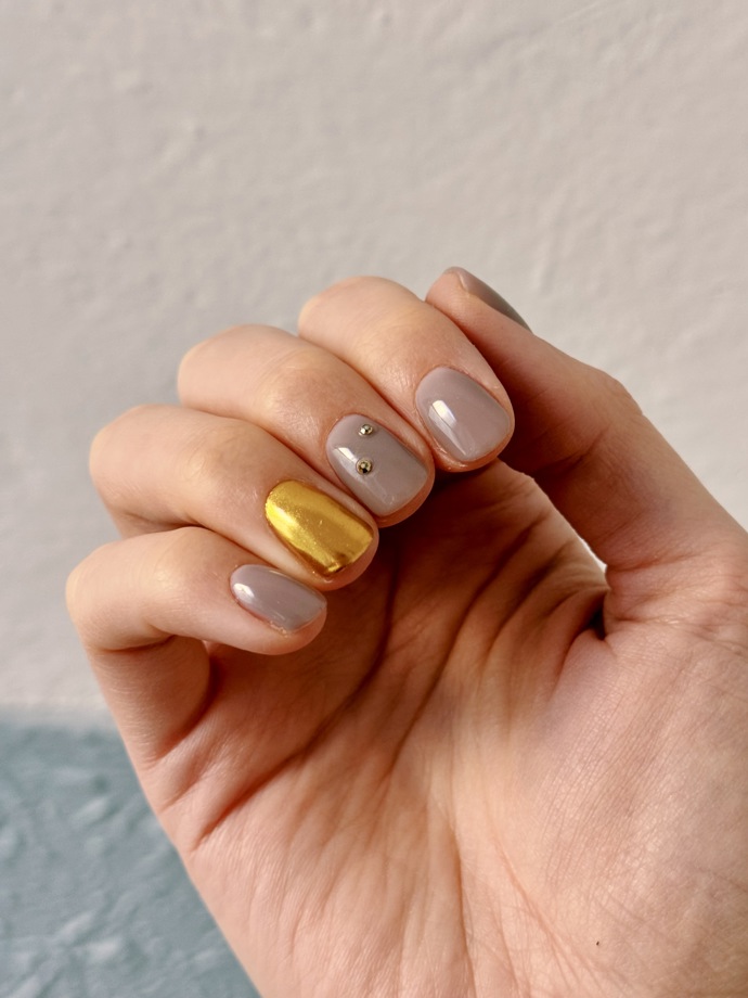 Třpytky se často kombinují také s kamínky.