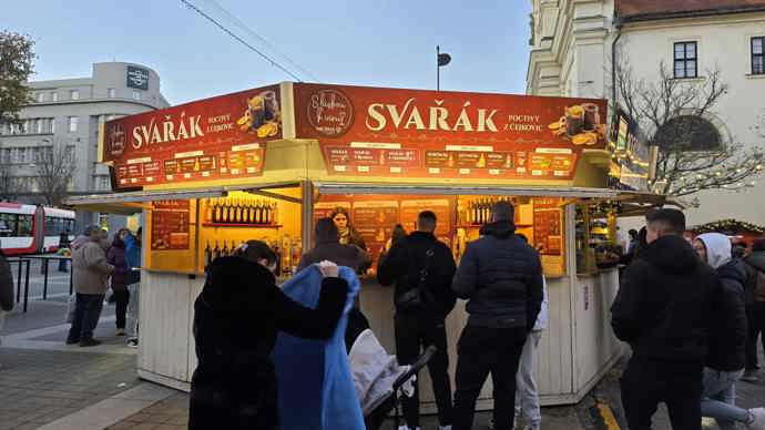 V Brně můžete rovněž vyrazit na dobrý svařák, naše čtenářka Andrea zahájila svoji cestu po vánočních trzích na Moravském náměstí.