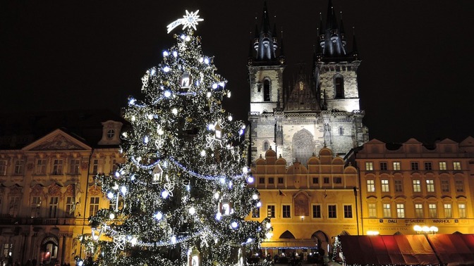 Na velký vánoční strom se můžete dojít podívat na Staroměstské náměstí.