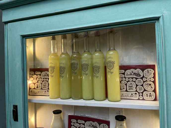 Ke koupi jsou také lahvičky s chutným limoncellem. 