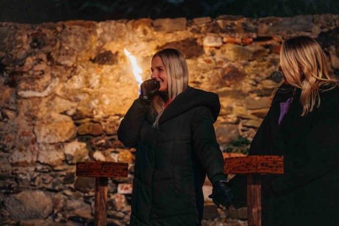 Mia neskrývala své emoce. 