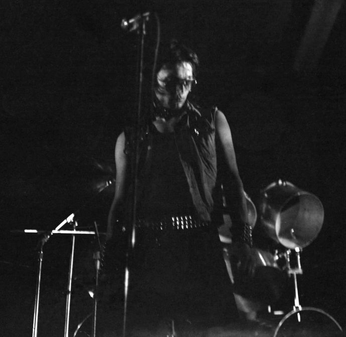 V té době nosil také džínové vestičky. 