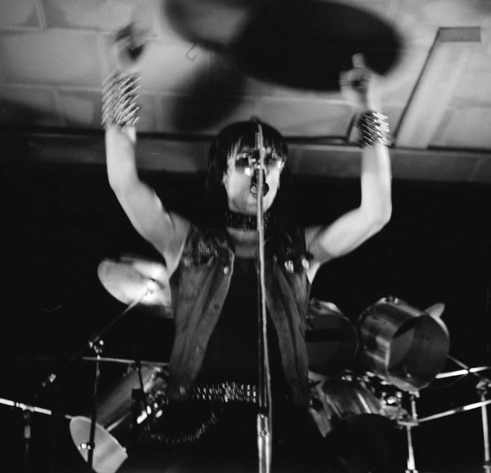 Nedílnou součástí jeho image byly také náramky s pyramidami. 