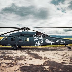 Vrtulník Black Hawk nazvaný Čestmír, na který Češi přispěli 72,6 milionu korun.