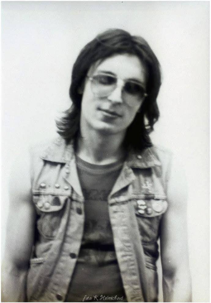 Rocker Aleš Brichta, jak si ho pamatují jeho první fanoušci. Vlasy nechal později narůst, jen ty sluneční brýle ne a ne odložit. 