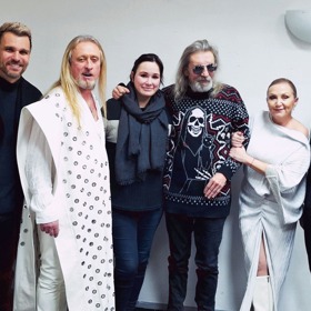 V zákulisí nosil Aleš Brichta rockerský vánoční svetr. 