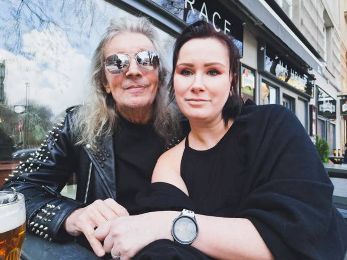 Společnost dělá Aleši Brichtovi jeho mladší a půvabná partnerka Joanna. 