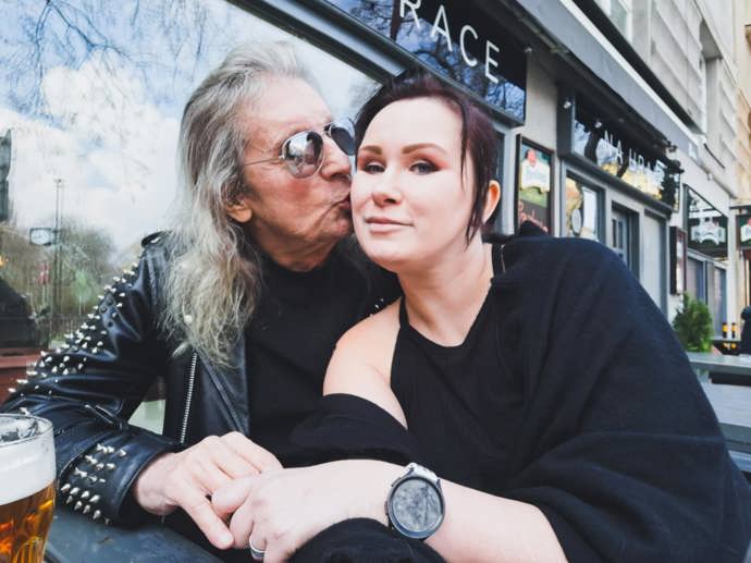 Vlasy má dnes Aleš Brichta plné stříbra. Láska ke koženým křivákům a krásné Joanně ale přetrvává. 