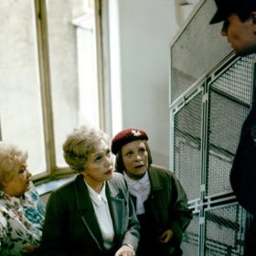 Chvíli ale Karlovi Kachyňovi trvalo, než se rozhodl, která herečka bude hrát kterou roli, protože obě by zvládly zahrát jak Fany, tak její sestru, přísnou primářku.