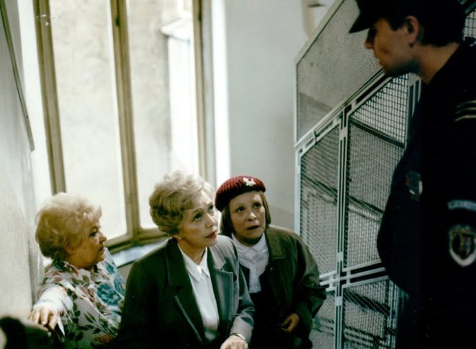 Chvíli ale Karlovi Kachyňovi trvalo, než se rozhodl, která herečka bude hrát kterou roli, protože obě by zvládly zahrát jak Fany, tak její sestru, přísnou primářku.