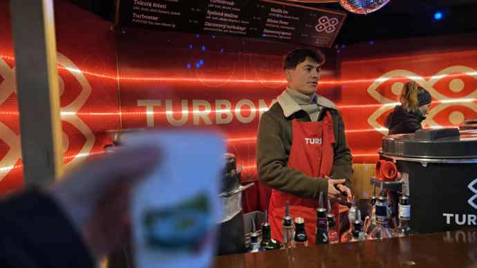 Legendou mezi nápoji, která se zrodila přímo v Brně, je turbomošt. Jeho stánky najdete na více místech.