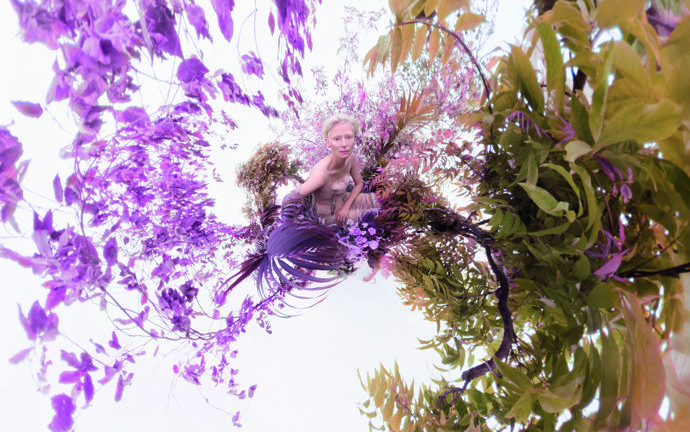 Tilda Swinton v kalendáři Pirelli znázorňuje zemi.