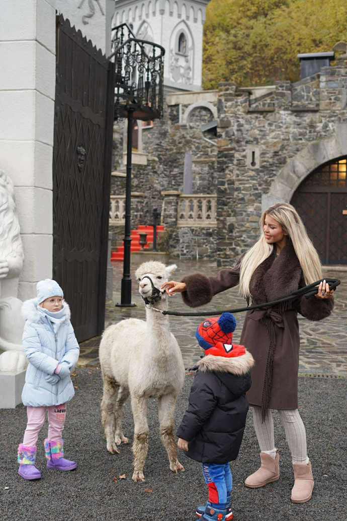 Lela Ceterová s dětmi na hradě Kunzov.