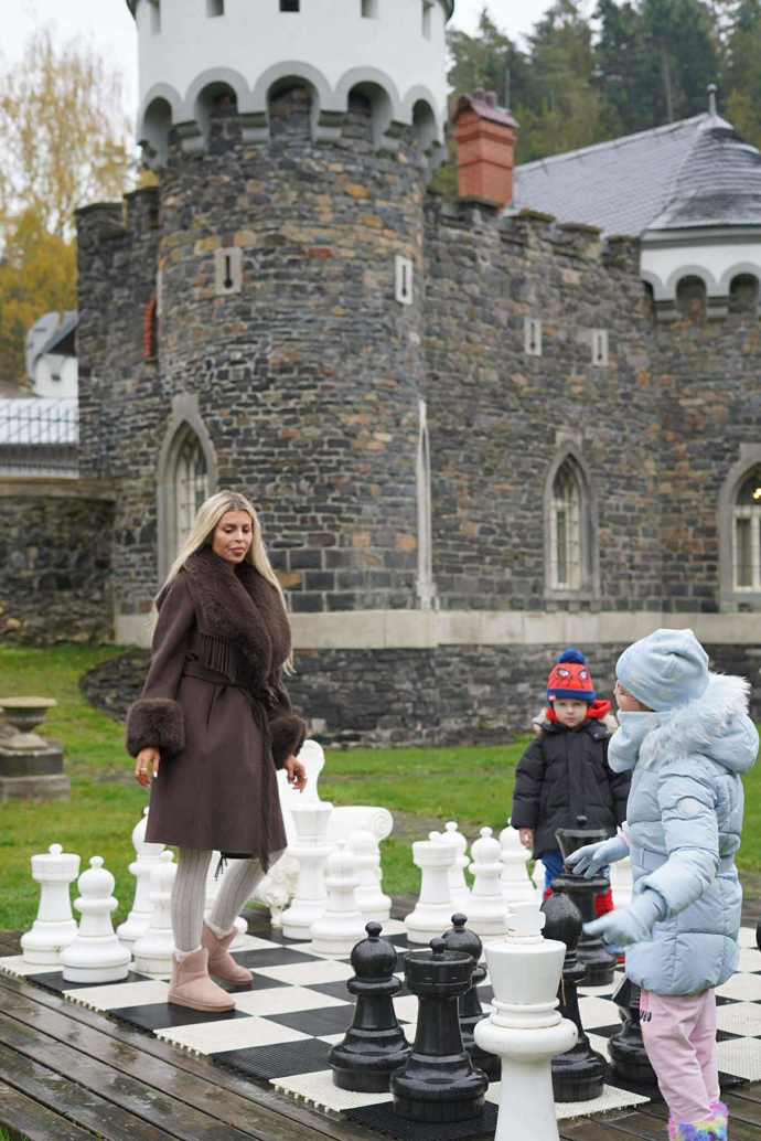 Lela Ceterová s dětmi na hradě Kunzov.