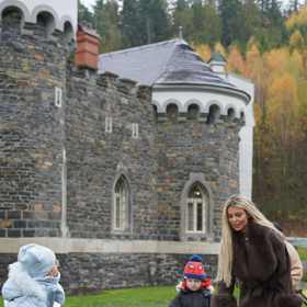 Lela Ceterová s dětmi na zámku Kunzov.