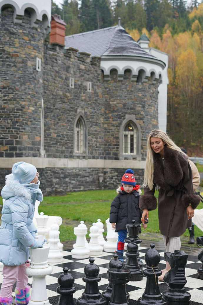 Lela Ceterová s dětmi na zámku Kunzov.