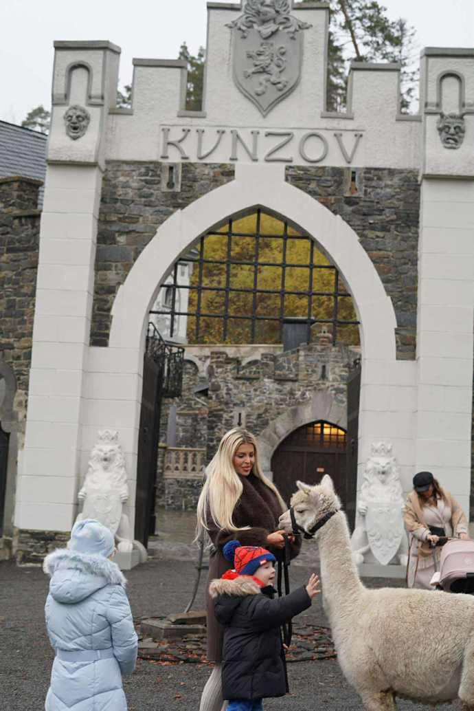 Lela Ceterová s dětmi na hradě Kunzov.