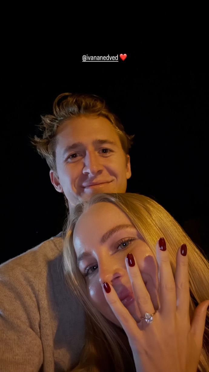 Ivana ukázala krásný prsten.