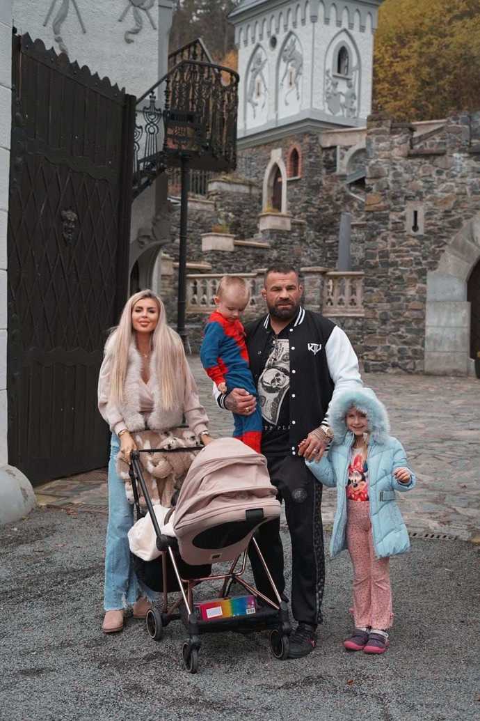 Lela Ceterová s manželem Karlosem a dětmi na hradě Kunzov. Tady už Lela přemýšlela o rozvodu. 