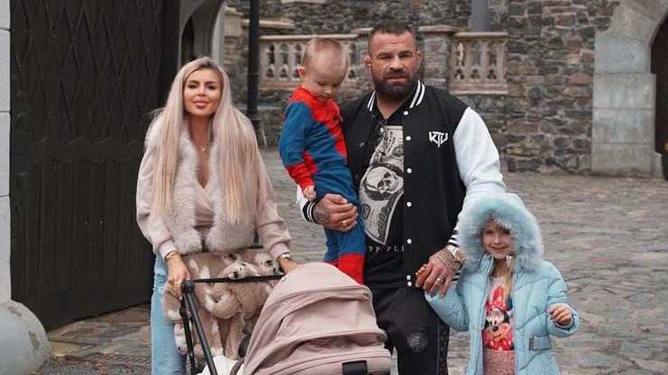 Lela Ceterová s manželem Karlosem a dětmi na hradě Kunzov.