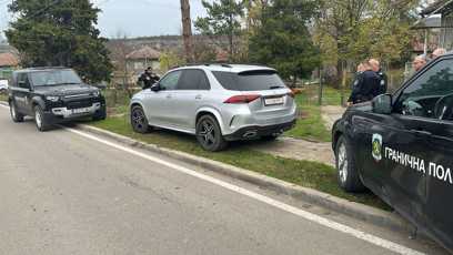 FOTO: Ukradený vůz zastavila policie v Bulharsku.