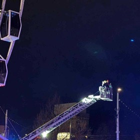 Hasiči pomáhají lidem dostat se z kabinek ruského kola.