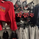 Objevíte i stylové oblečení, doplňky a boty.