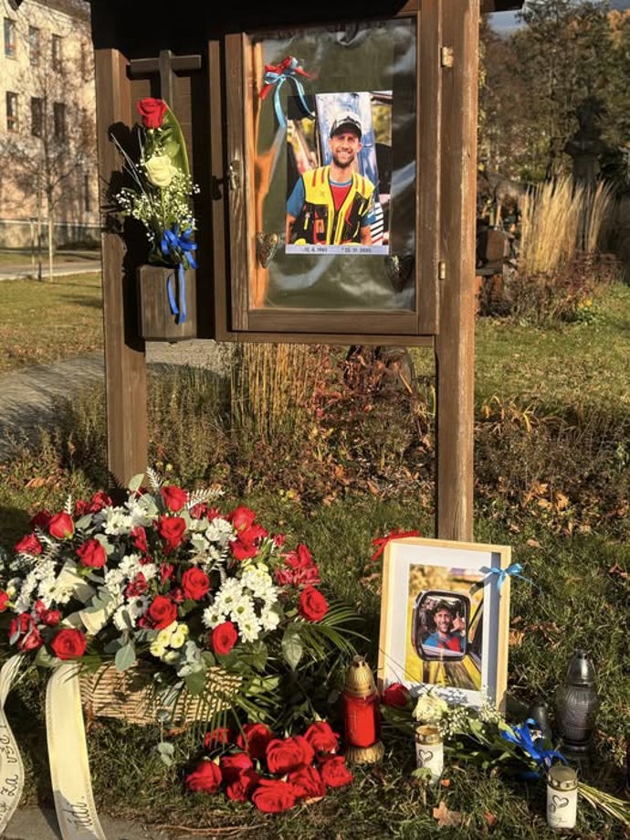 Pomníček Romana Fišnara v Petrově nad Desnou.