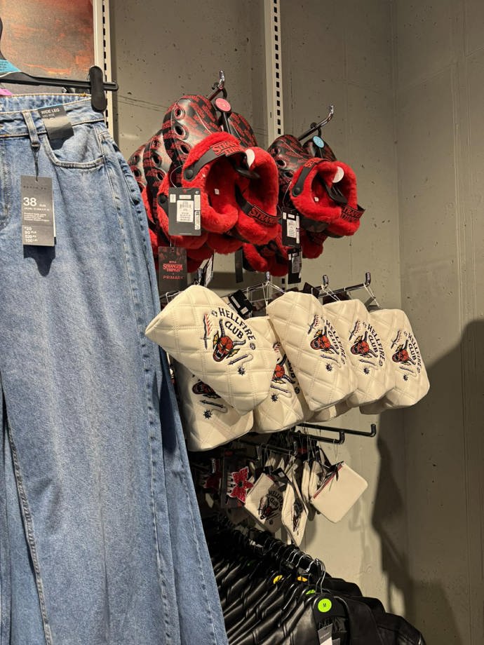 K příležitosti premiéry první části závěrečné série populárního seriálu některé značky vytvořily exkluzivní kolekce.