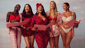 Svůdná i heboučká pyžama pro zimní lenošení: Pusťte do ložnice mašličky, kostku nebo vánoční červenou