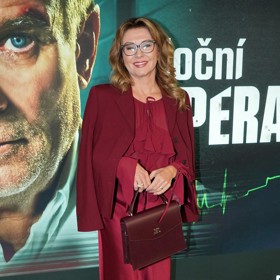 Dana Morávková se oblékla do barvy letošního podzimu, elegantní vínové, od hlavy až k patě.