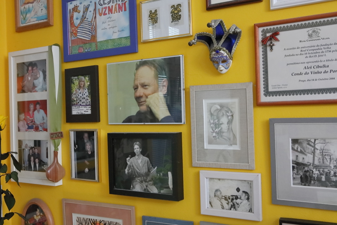 Všechna volná místa na zdech jsou zaplněna fotografiemi.