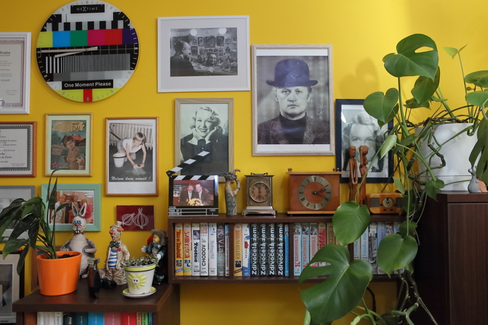 Prostoru nad malou knihovničkou dominuje Jiří Šlitr.