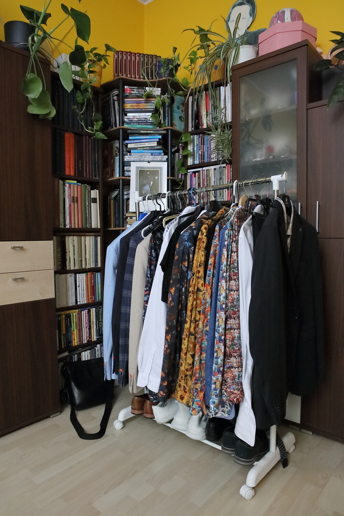 Štendr s oblečením na vystoupení si Aleš schoval do své pracovny.