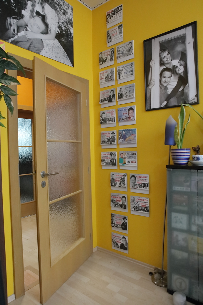 Zeď, na kterou Aleš Cibulka přidává každý rok nový kalendář.