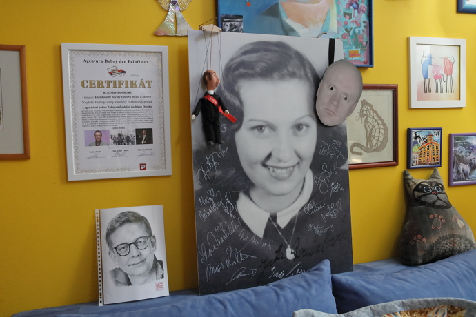 Yvetta Simonová jako mladé děvče, její první podpisová karta