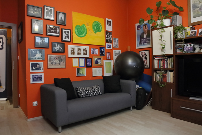 Zátiší se sedačkou a míčem